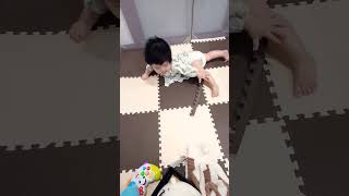 【赤ちゃん】早すぎ！！家の床を剥がして叩きつける6ヶ月赤ちゃん【ゆいとぼーい】#かわいい #可愛い #baby #赤ちゃん #赤ちゃんのいる生活 #shorts