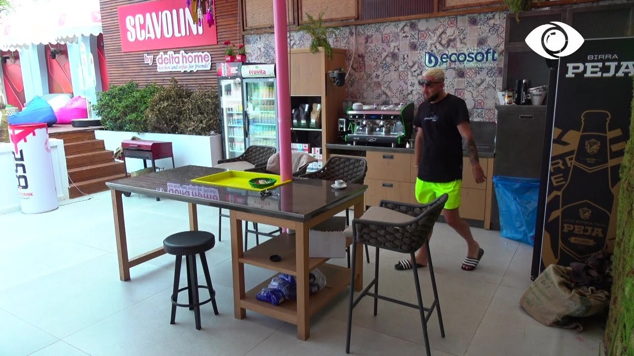 Luizi zgjohet duke kënduar