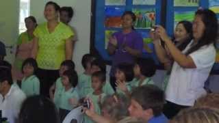 preview picture of video 'Comedian and Mum Kate Burr visits an Orphanage in Thailand'