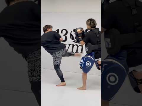 右の蹴りを見せてヒップフェイント！ #キックボクシング #ミット打ち #mma