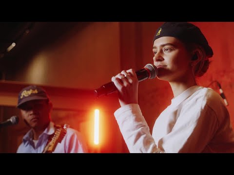 Julia Lov – Modigare (Live från Blique by Nobis)