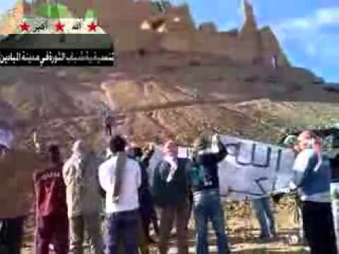 مظاهرة أمام قلعة الرحية في مدينة الميادين في ريف دير الزور في جمعة "دعم الجيش الحر"
