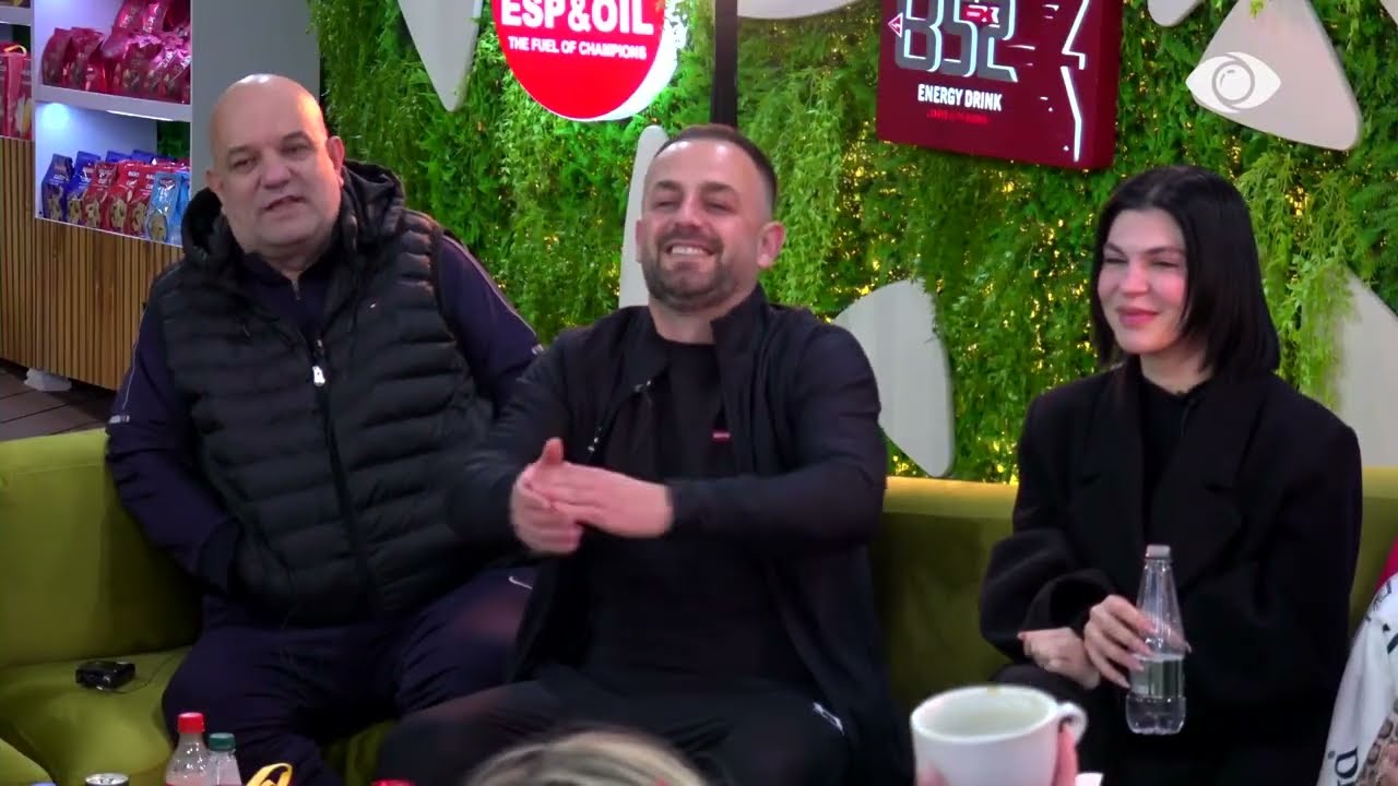 Atmosferë pozitive në shtëpi/ Banorët kërcejnë dhe këndojnë së bashku