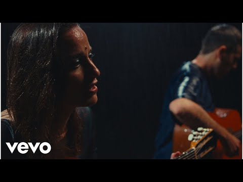 Judit Neddermann, Pau Figueres - em plou a dins (Official)