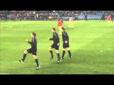 Así calienta un trío arbitral antes de un partido de Liga