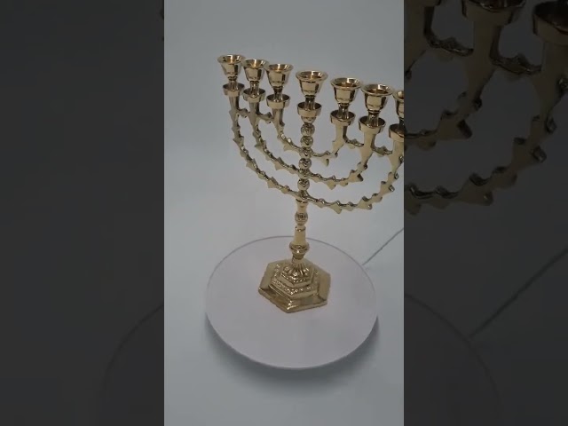 Vídeo relacionado con TOVINANNA Menorah Candelabro de Metal 7 Brazos para Portavelas en Ceremonias Judías y Eventos Hogar, Diseño Retro y Tamaño Compacto