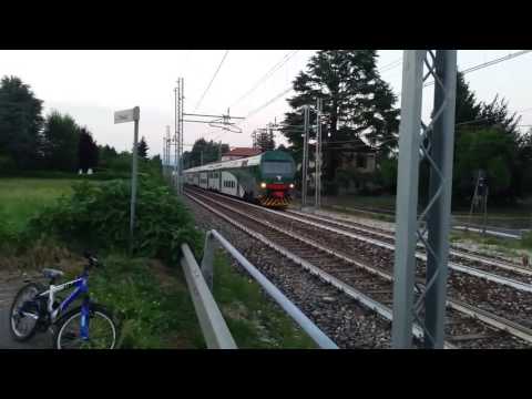 Passaggio di un treno Trenord con fischio
