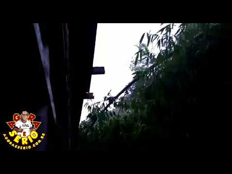 Moradora Filma o Momento em que a Chuva invade sua casa ......Tristeza