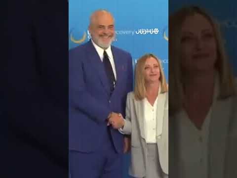 رئيس الوزراء الألباني إيدي راما يجثو على ركبتيه أمام رئيسة وزراء إيطاليا جيورجيا ميلوني لمرة ثانية