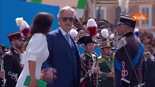 2 giugno, Bocelli saluta le Autorità e dà un bacio a Meloni dopo aver cantato l’Inno di Mameli