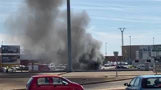 Coche ardiendo en el polígono de Trobajo del Camino