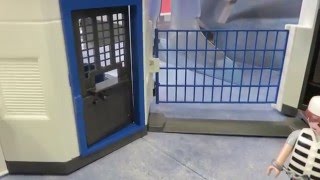 Die PLAYMOBIL Polizei Kommandozentrale mit Gefängnis aufgebaut in der 360° Ansicht