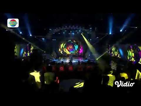 Selfi ft Rossa menyanyikan lagu "Pudar" bikin semua komentator berdiri