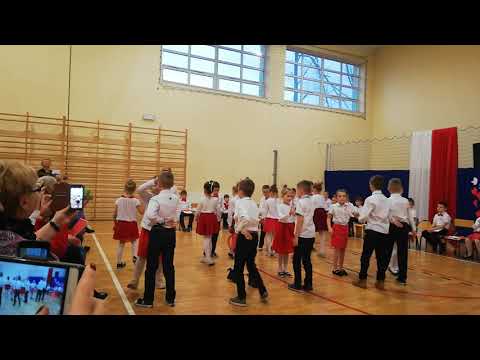 Polonez w wykonaniu uczniów klasy 1