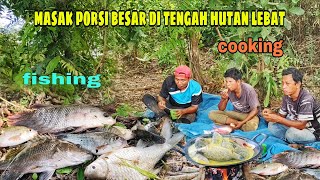 Download lagu COOKING A BIG PORTION IN THE Dense Forest || When it comes to food, Uncle has no opponents. mp3