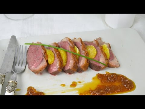 Magret de pato con salsa de naranja. Plato de fiesta
