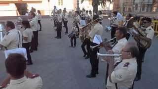 preview picture of video 'Sciara, la banda musicale si esibisce prima della processione del ss.mo crocifisso.'