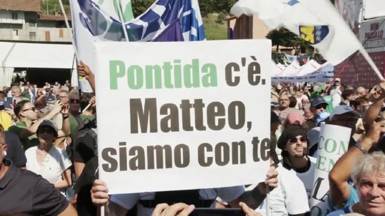Bagno di folla per Salvini a Pontida, selfie e abbracci tra i sostenitori sul Pratone