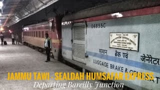 preview picture of video 'JAT - SDAH Humsafar Express Departing From Bareilly Running 4hours Late || INDIAN RAILWAYS ||'