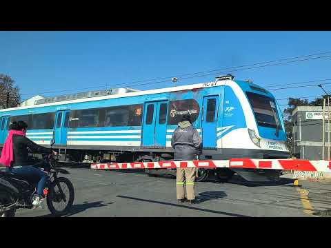 Tren Sarmiento pasando por barrera de Córdoba de Merlo 