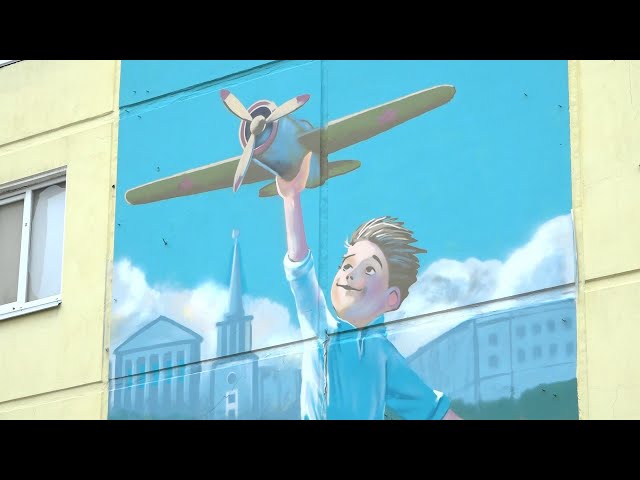 Новый арт-объект появился на фасаде дома в Ангарске