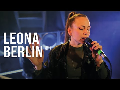 Leona Berlin - live @ Club Gretchen, Berlin | LIVING IN A BOX