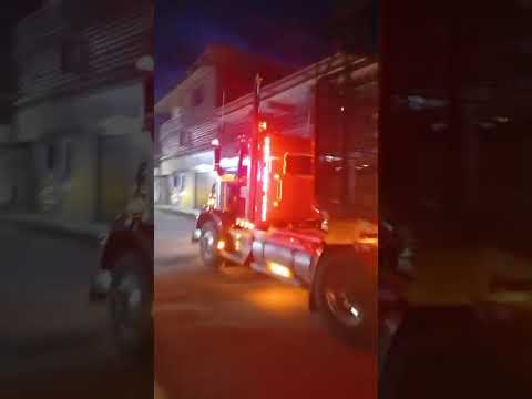 Una kenwor roja con pitazo en Guadalupe Huila