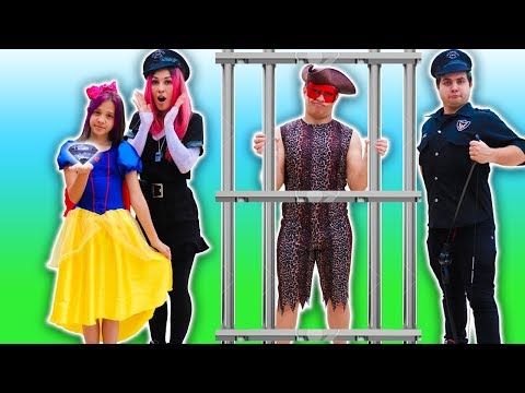 CRIANÇA FINGE BRINCAR DE POLICIAL E SALVA BRANCA DE NEVE- KIDS PRETEND PLAY WITH POLICE COSTUME