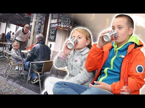 Esser cifrato da dipendenza alcolica in una posizione di testa Le domande rispondono su alcolismo