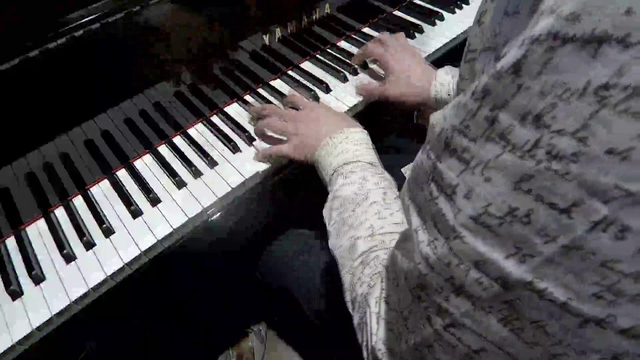 誕生日なので生配信しています！