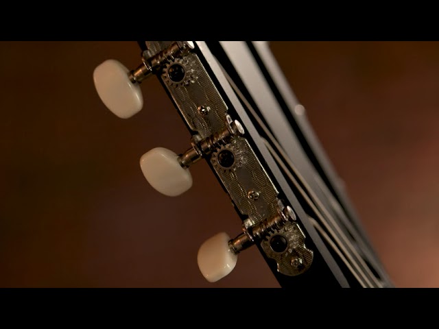 Vídeo relacionado con Juan Miguel Navarrez guitarra de concierto, guitarra clásica, 4/4 honey - natural, Starter Set (incl. funda, púas, libro con CD, afinador)