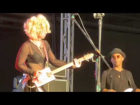Samantha Fish Rocking The Dallas Guitar Show With Her Cigar Box Guitar
