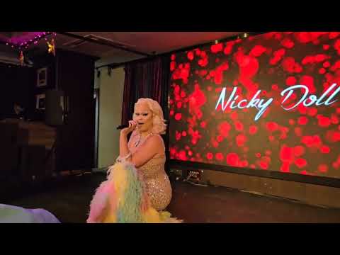 Nicky Doll Sings Toxic (Britney Spears) Live in Singapore!