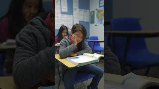 コウメ太夫のリスニングテストを受ける学生