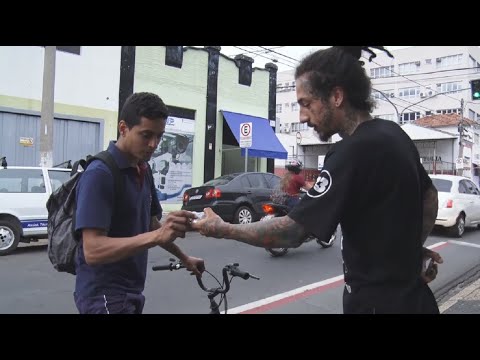 Tatuador doa álcool em gel para estimular prevenção