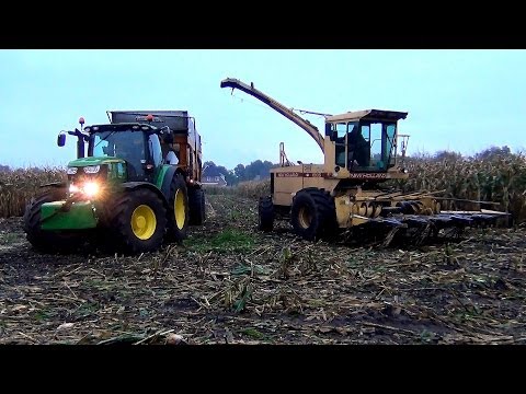 Old meets New   New Holland 1905 en John Deere 6210R in de mais