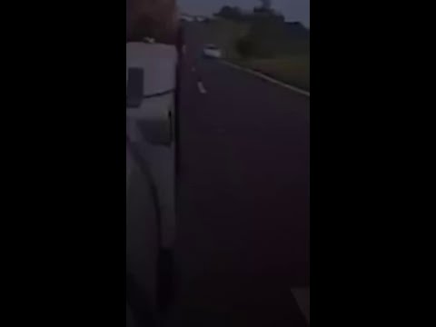 Carro bate e capota na Raposo Tavares, em SP