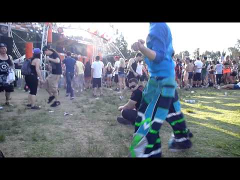 Shuffling to DJ Dexi @ Orange Stage Defqon 1 2011 Sydney
