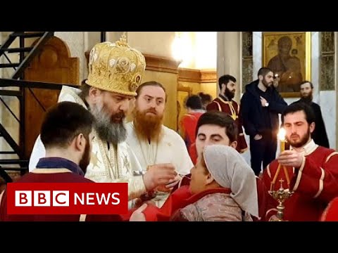 冠狀病毒：儘管有限制，但禮拜者仍能參加格魯吉亞的教堂 - BBC News (Coronavirus: worshippers still able to attend churches in Georgia despite restrictions - BBC News)