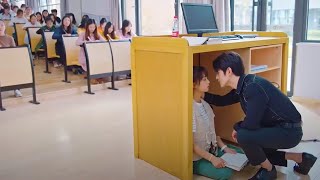 Un Insegnante Arrogante È Molto Severo, Ma Finisce Per Innamorarsi Di Una Sua Studente