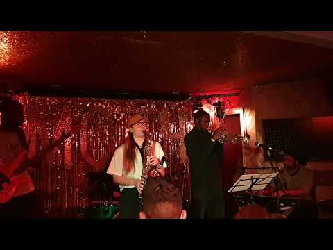 Neue Grafik Ensemble - Queen Assa (Live)