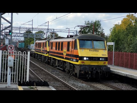 Freightliner 90015 + 90014 Pass Harrow & Wealdstone With Container Wagons 29/9/2025