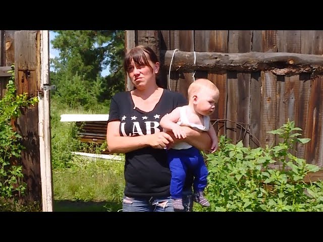 В развалинах с младенцем на руках