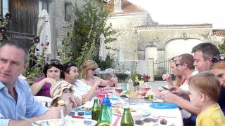 preview picture of video 'Barbecue evening at our family holiday gites'