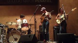 Molly Burch - Torn to Pieces  (directo en Valladolid Septiembre 2017)