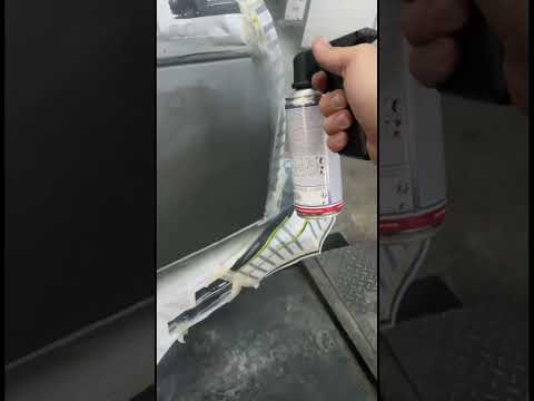 Mit Spraydose Auto lackieren.