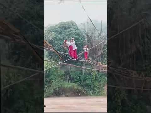 Pelajar di Sosokan Muratara Harus Meniti Kawat untuk Sekolah