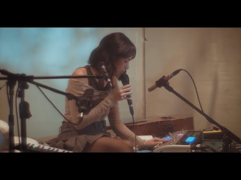 Clara Benin - all i do is cry (live in a bedroom)