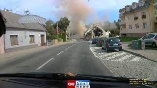 VIDEO ničivého výbuchu v Koryčanech: Obří rána, pak hasiče pohltily plameny a dým