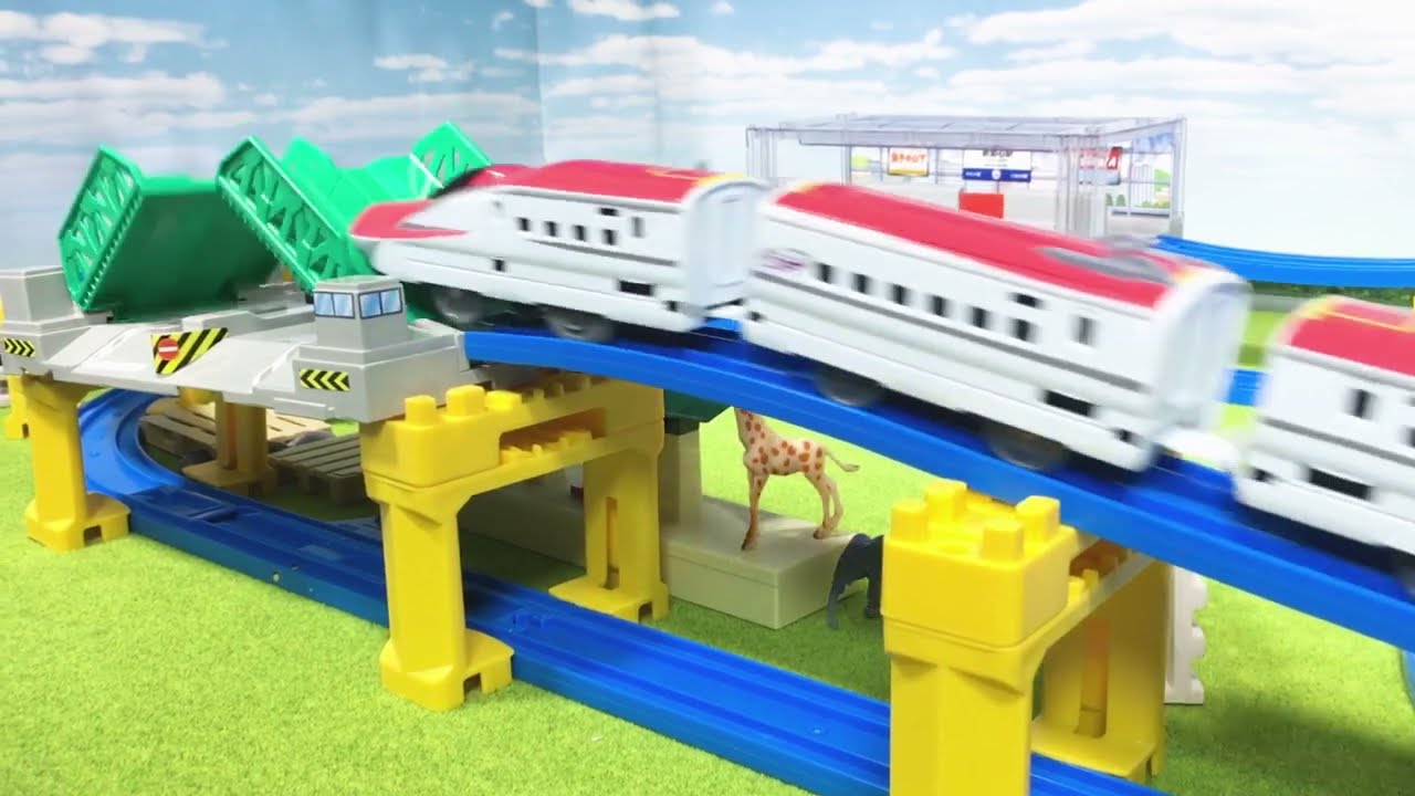 プラレール 新幹線 ドクターイエローやE5系はやぶさ、E6系こまちがホームドアステーションを通過するよ！